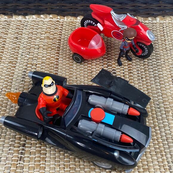 Disney Pixar Incredibles 2 Mr Incredible, his vehicle, Elastigirl & her cycle - Picture 3 of 13